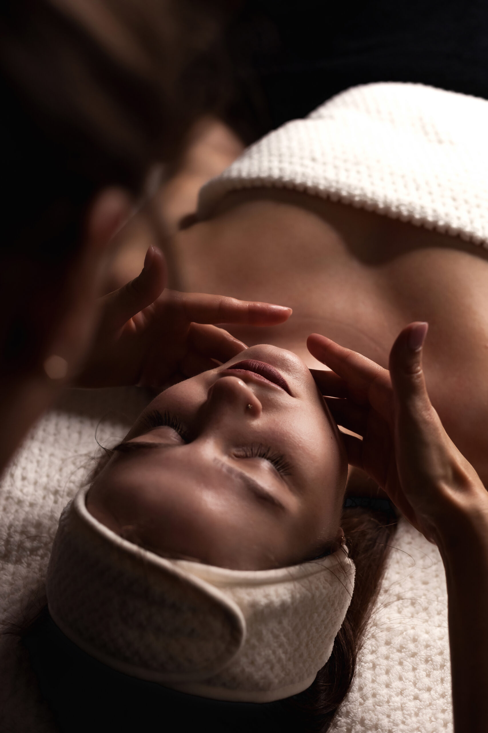 Masseur Woman Making Relax Facial Massage For Beauty Lady In Medical Spa Room In Shadow Tienda online de belleza y salud masseur woman making relax facial massage for beau 2026 01 08 23 12 46 utc scaled